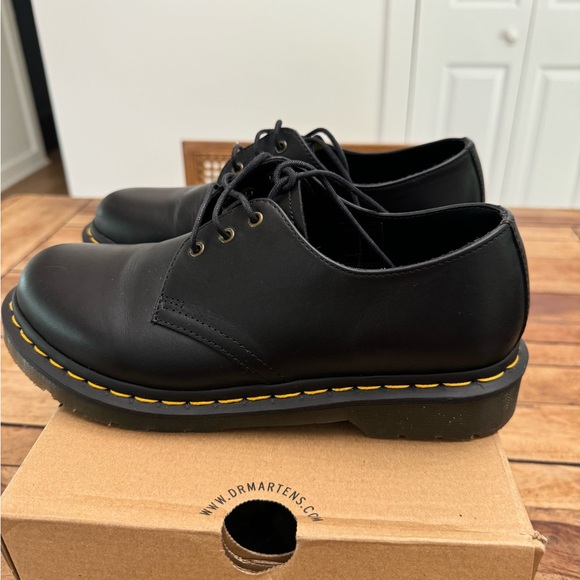 1461 Wanama Dr. Martens - Picture 2 of 5